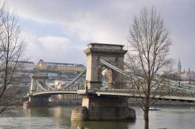 Tuna Nehri üzerinde bir gün eski Budapeşte zincir köprü