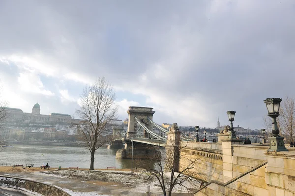 ドナウ川に日古いブダペスト チェイン ブリッジ — ストック写真