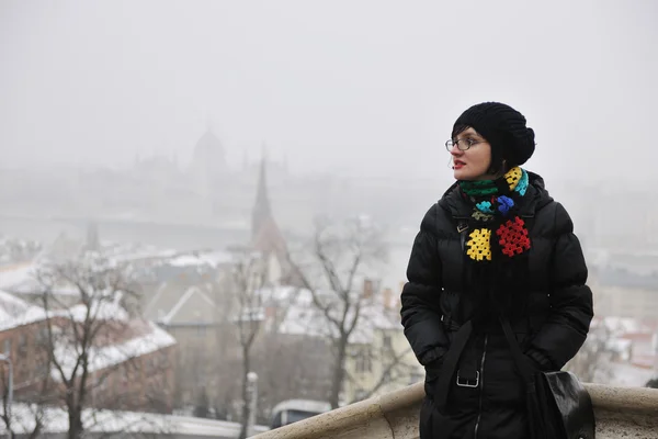 快乐的年轻女人 在匈牙利布达佩斯旅游 — 图库照片