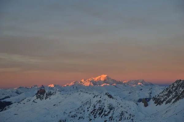 山の雪の日没 — ストック写真