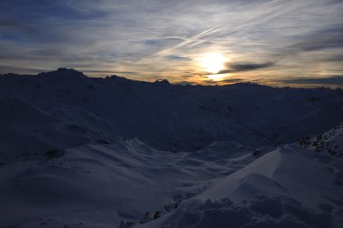 dağ kar kayak merkezi Fransa taze günbatımında val thorens