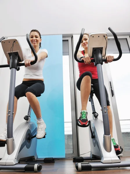 Mujer Joven Ejercicio Fitness Entrenamiento Mientras Ejecuta Pista Club Deportivo —  Fotos de Stock