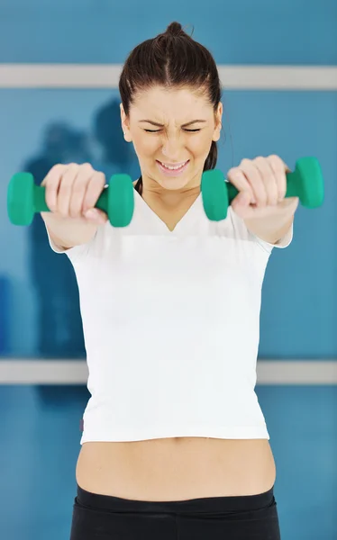 Womanworkout ve fitness klubu na běžecké stopy stroj — Stock fotografie