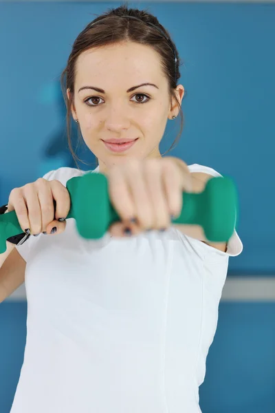 Jonge Vrouw Drinken Water Bij Fitness Training Sportclub — Stockfoto