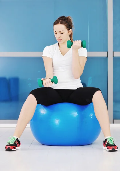 Vrouw drinkwater op fitnesstraining — Stockfoto