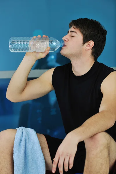 Человек пьет воду на тренировке — стоковое фото
