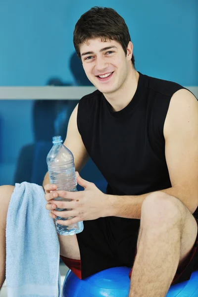 Uomo bere acqua durante l'allenamento di fitness — Foto Stock