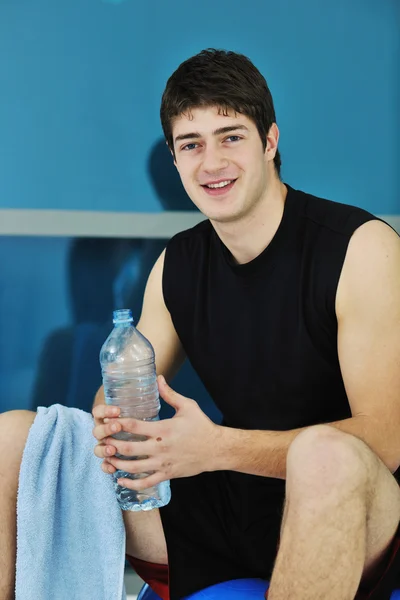 男性フィットネス トレーニングで水を飲む — ストック写真