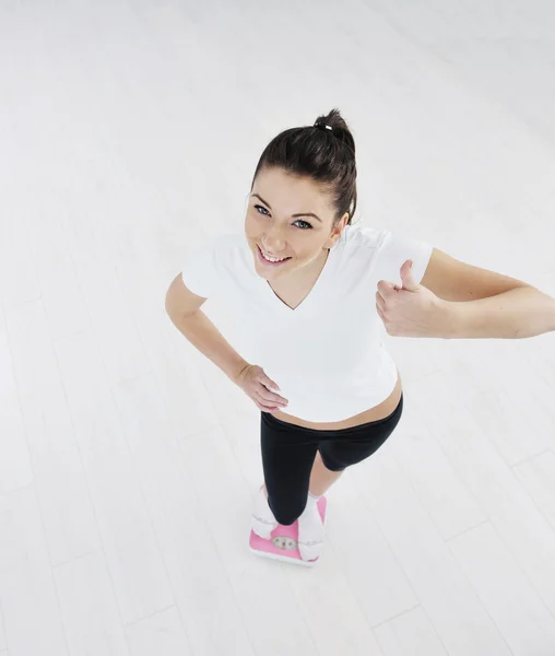 Kvinna träna i fitness-klubben på löparbana — Stockfoto