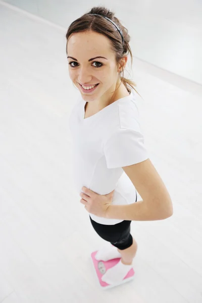 Kvinna träna i fitness-klubben på löparbana — Stockfoto