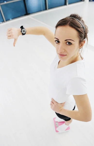 Frauentraining im Fitnessclub auf Laufstrecke — Stockfoto