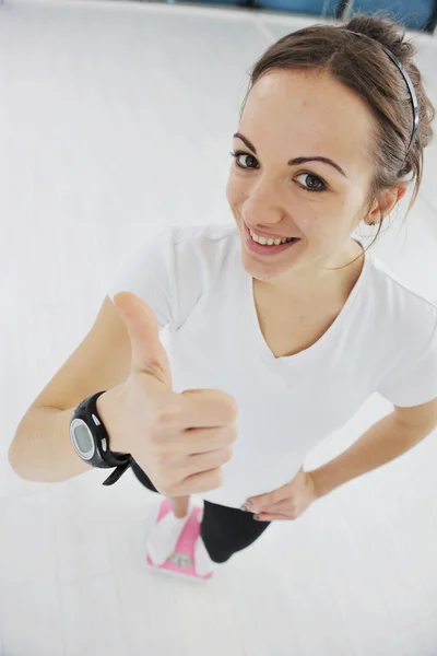 Młoda Kobieta Ćwiczy Fitness Trening Podczas Biegania Torze Klubie Sportowym — Zdjęcie stockowe