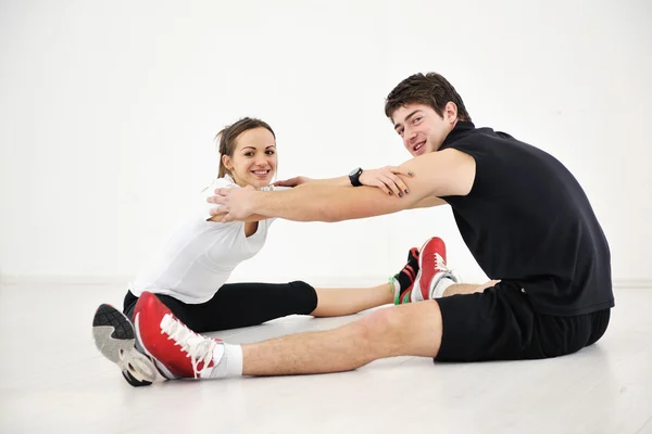 Giovane gruppo in fitness club — Foto Stock