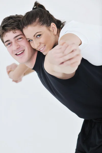 幸せな若いカップル フィットネス トレーニングやスポーツ体操クラブで楽しい — ストック写真
