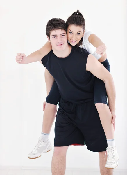 Feliz pareja joven entrenamiento de fitness y diversión — Foto de Stock