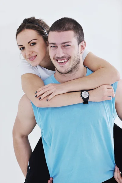 Счастливая молодая пара занимается фитнесом и весело — стоковое фото
