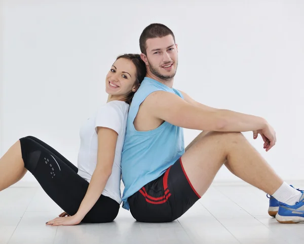 幸せな若いカップル フィットネス トレーニングと楽しい — ストック写真