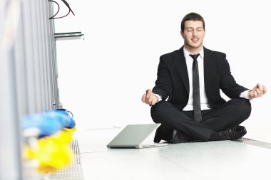 genç yakışıklı iş adamı siyah ve pratik yoga uygun ağ sunucusu salonunda stres kontrolü kavramı temsil ederken dinlenmek