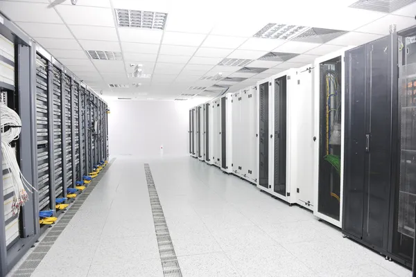 Internet Netzwerk Serverraum Mit Computerablagen Und Digitalem Receiver Für Digitales — Stockfoto