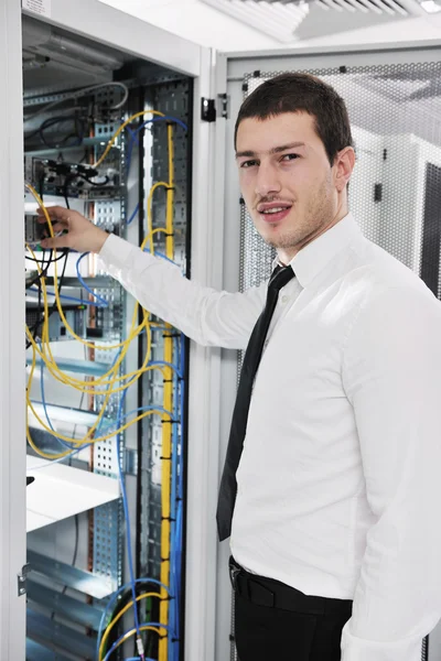 Üzleti ember jógázhatnak a hálózati szerver szoba — Stock Fotó