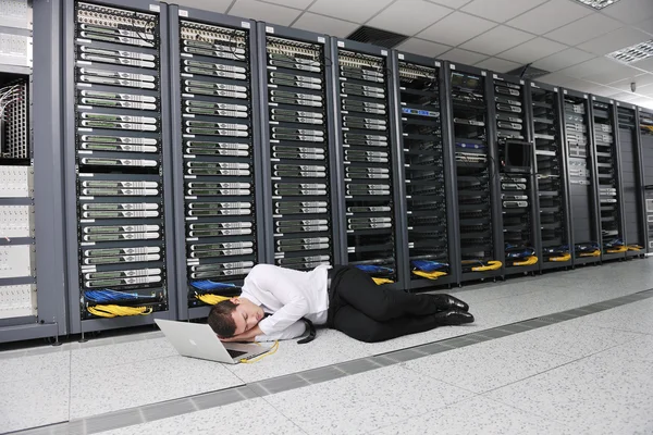 Homem de negócios prática de ioga na sala de servidor de rede — Fotografia de Stock