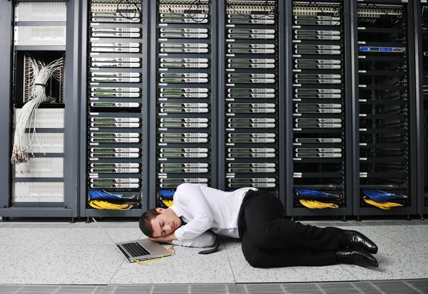 Business man praktijk yoga bij netwerk serverruimte — Stockfoto