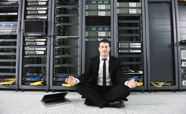 Business man utöva yoga på network serverrum — Stockfoto