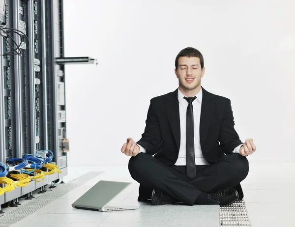 Business man praktijk yoga bij netwerk serverruimte — Stockfoto