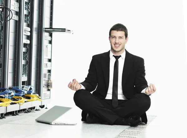 Jonge Knappe Zakenman Zwart Pak Praktijk Yoga Ontspannen Netwerk Serverruimte — Stockfoto