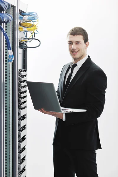 Üzleti ember jógázhatnak a hálózati szerver szoba — Stock Fotó