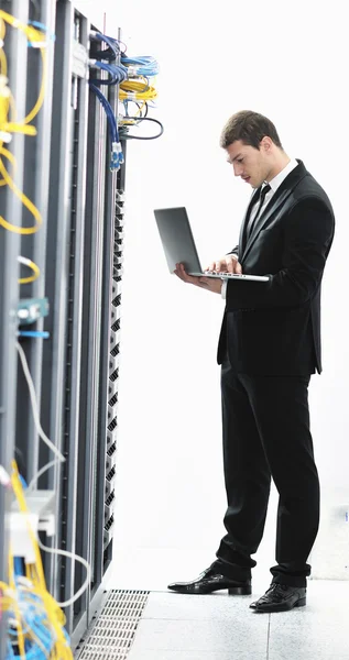 Junger Geschäftsmann Mit Dünnem Modernem Aluminium Laptop Netzwerk Serverraum — Stockfoto
