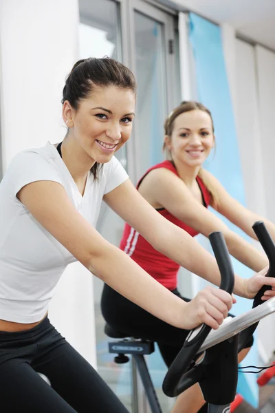 Vrouw training in fitnessclub op Looppiste — Stockfoto