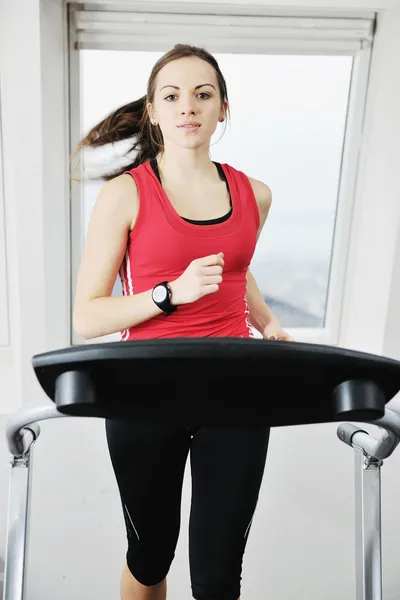 Junge Frau Übt Fitness Und Workout Beim Laufen Sportverein — Stockfoto