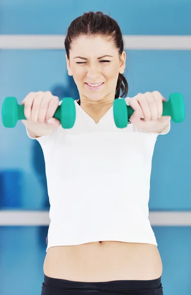 Trening fitness kobieta z ciężarkami — Zdjęcie stockowe
