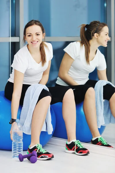 Concepto Dieta Feliz Con Mujer Joven Escala Rosa Gimnasio Deportivo — Foto de Stock
