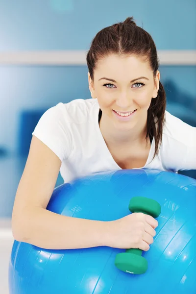 Piękna Młoda Kobieta Fitness Trening Ciężarkami Klubie Sportowym — Zdjęcie stockowe