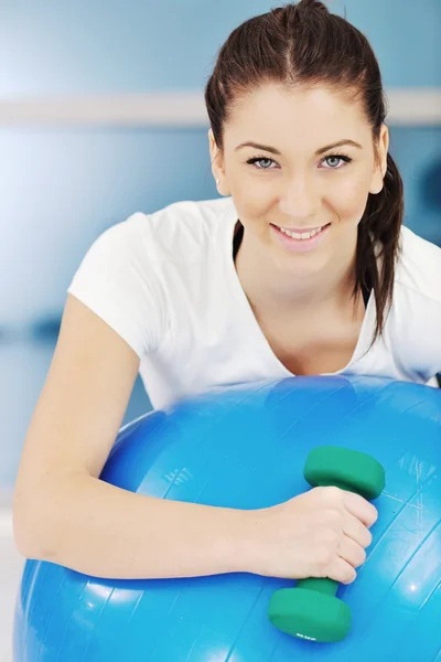 Jonge vrouw fitnesstraining — Stockfoto