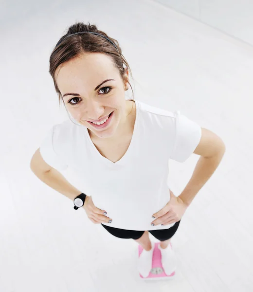 Šťastný Dieta Koncept Mladou Ženou Růžové Měřítku Sport Fitness Tělocvičně — Stock fotografie