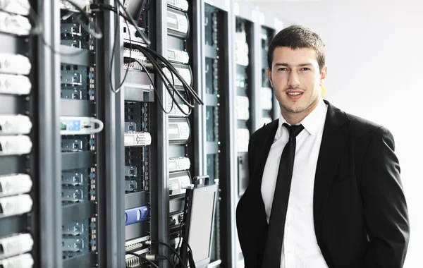 Νεαρός Όμορφος Επιχειρηματίας Είναι Engeneer Datacenter Server Room — Φωτογραφία Αρχείου