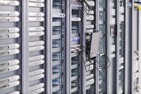 配备计算机架和数字电视数字接收机的互联网服务器室 — 图库照片