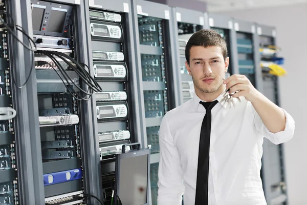 Jong het engeneer in datacenter server room — Stockfoto