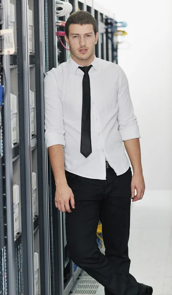 データセンターのサーバールームで働いてる若いハンサムなビジネスマン — ストック写真