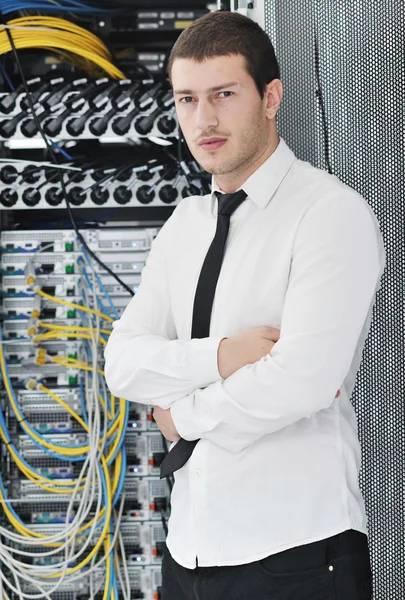 Jovem Homem Negócios Bonito Que Engeneer Sala Servidor Datacenter — Fotografia de Stock