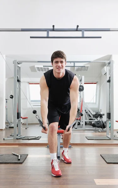 Junger Mann Fitnessstudio Trainiert Mit Gewichten Und Entspannt — Stockfoto