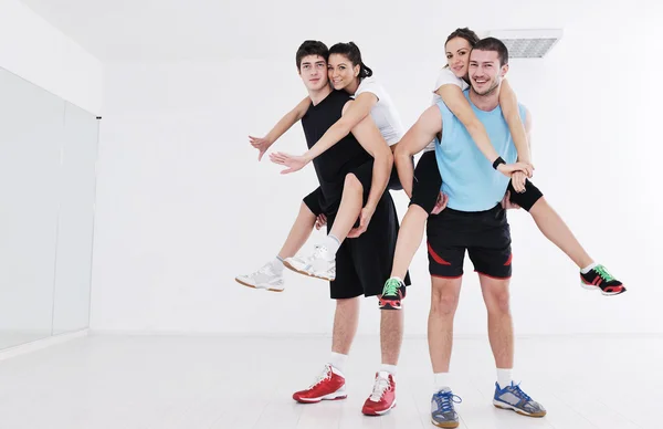 Mutlu Genç Grup Egzersiz Fitness Kulübünde Rahatlayın — Stok fotoğraf