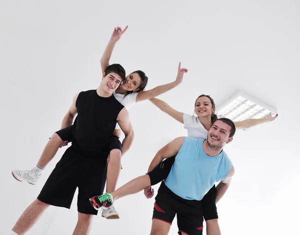 Giovane gruppo in fitness club — Foto Stock
