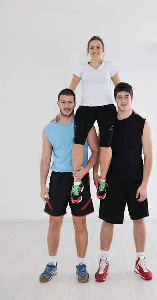 Junge Gruppe im Fitnessclub — Stockfoto