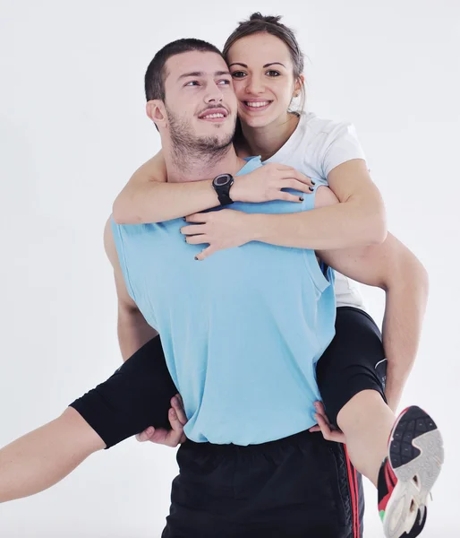 Счастливая молодая пара занимается фитнесом и весело — стоковое фото