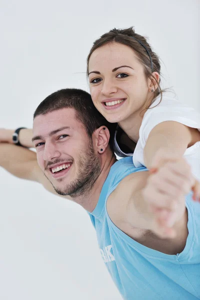 快乐的年轻夫妻健身锻炼和乐趣在体育健身俱乐部 — 图库照片