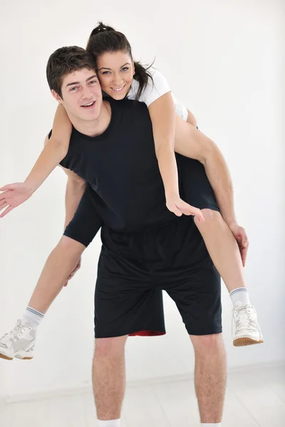 幸せな若いカップル フィットネス トレーニングやスポーツ体操クラブで楽しい — ストック写真